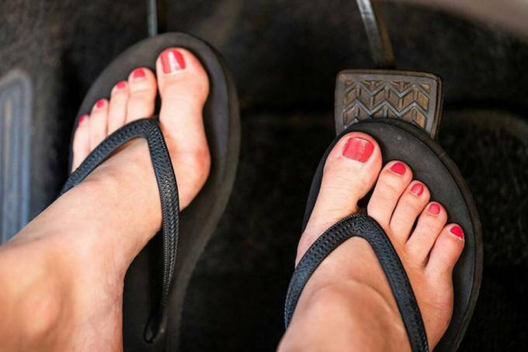 Conduire avec des tongs : que dit la loi ?