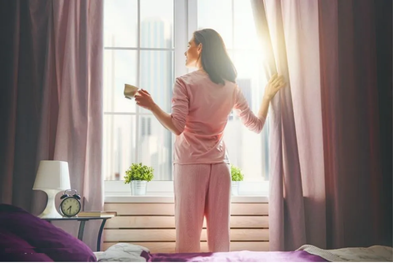 La technique à adopter chaque matin au réveil pour être plus heureux, selon une spécialiste du bonheur