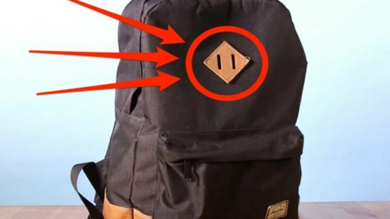 À quoi sert le petit losange en cuir sur les sacs à dos ?