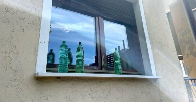 Pourquoi les Italiens placent-ils des bouteilles d’eau devant leurs fenêtres et portes?