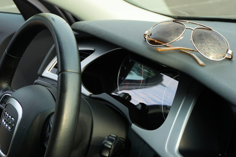 Lunettes au volant : la paire qui peut vous coûter 135 € et 3 points