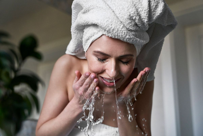 Faut-il nettoyer son visage à l’eau froide ou chaude le matin ? Voici la température idéale