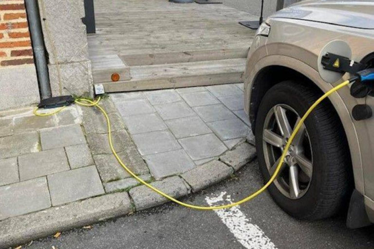 Brancher sa voiture électrique chez soi ? gare à l’amende!