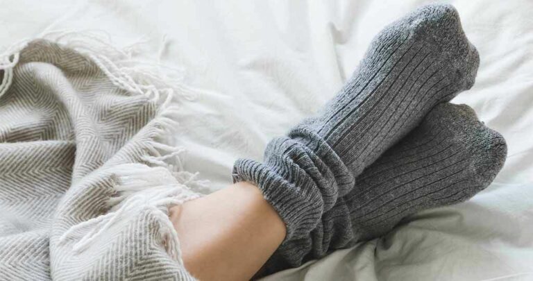 Pourquoi certaines personnes dorment mieux avec des chaussettes