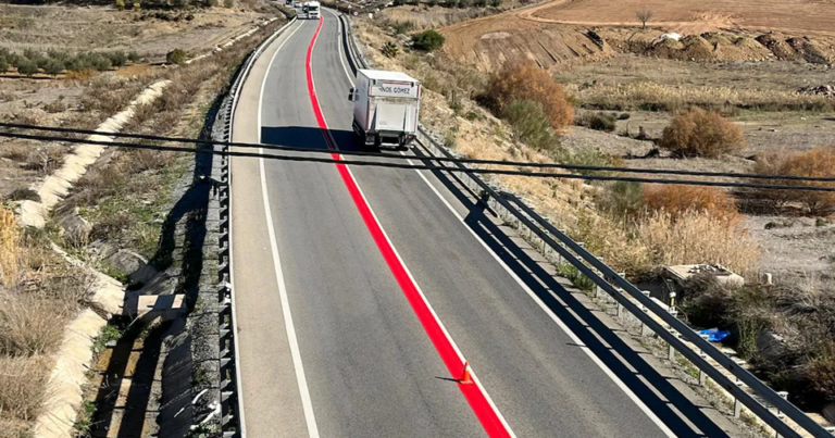 Pourquoi voit-on apparaître une ligne rouge au milieu de certaines routes ?