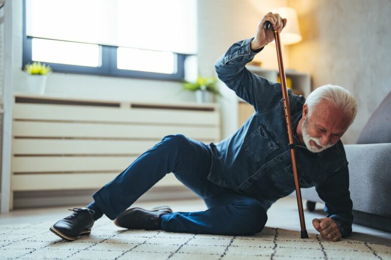 5 erreurs courantes qui augmentent le risque de chute chez les seniors