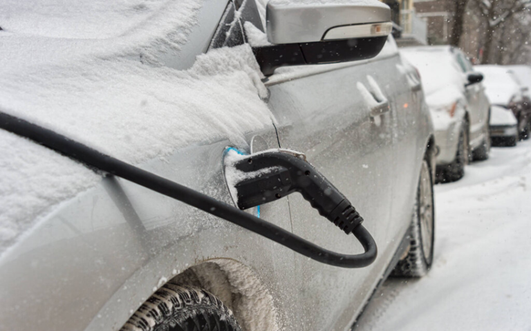 Voiture électrique et hiver : ce que le froid change réellement