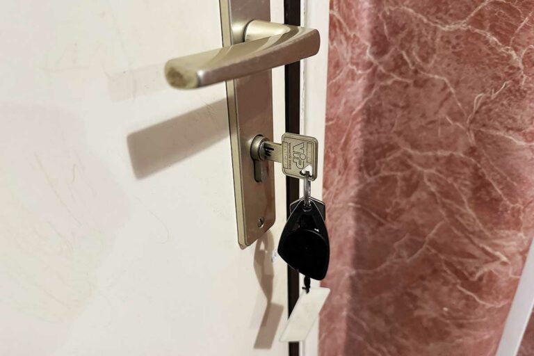 Pourquoi faut-il mettre la clé dans la porte avant d’aller se coucher ?