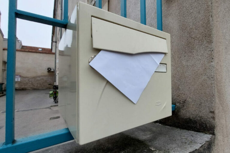 Feuille blanche dans la boîte aux lettres : ce que cela peut vraiment signifier