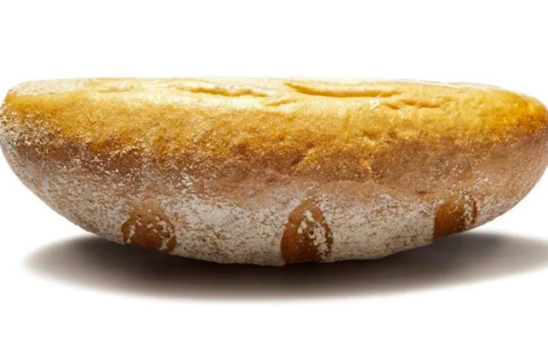 Faut-il vraiment éviter de poser le pain à l’envers sur la table ?