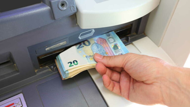 L’astuce pour retirer de l’argent au guichet sans utiliser de carte bancaire