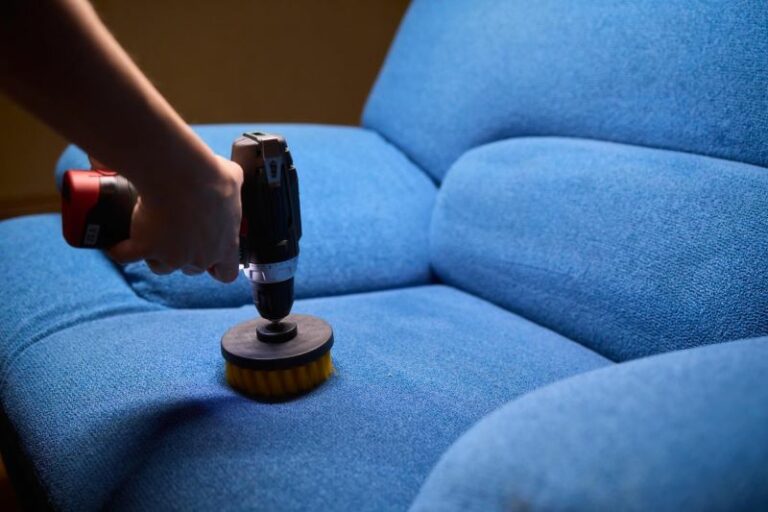 Comment enlever les taches sur un fauteuil de bureau en tissu ?