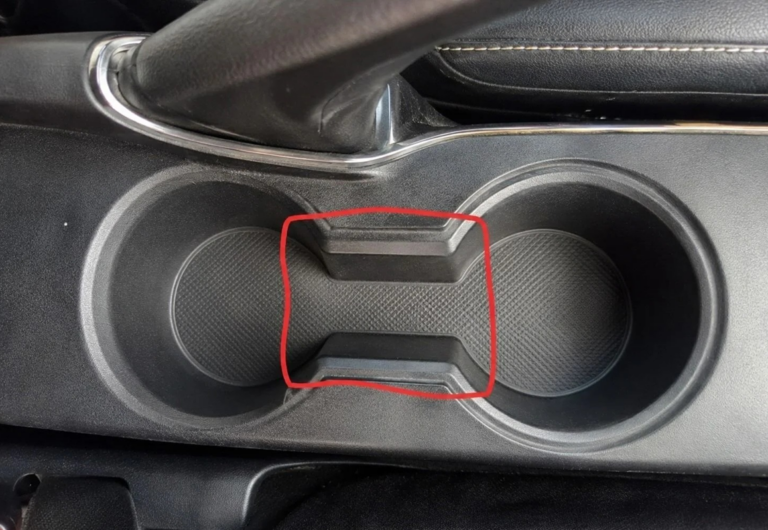 À quoi sert cet étrange espace entre les porte-gobelets de voiture ?