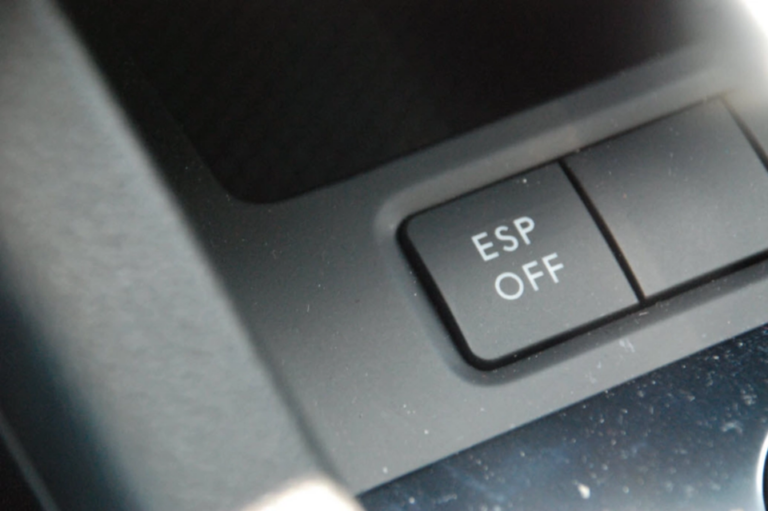À quoi sert le bouton ESP dans une voiture ?