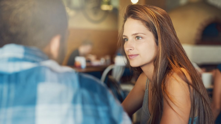 Pourquoi certaines personnes observent plus qu’elles ne parlent