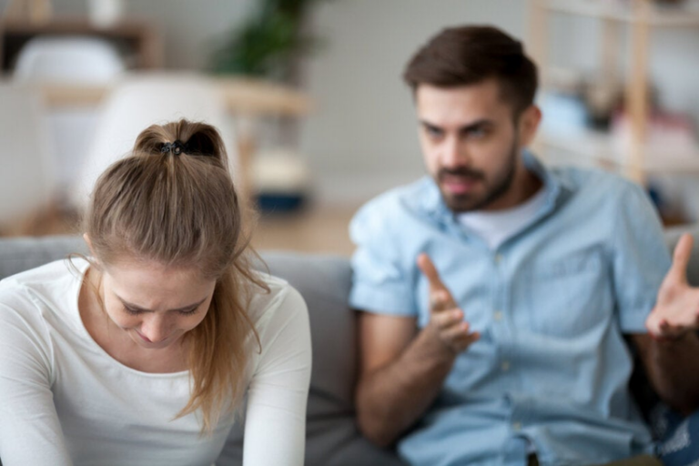 5 phrases qu’une personne manipulatrice peut utiliser pour vous faire douter de vous