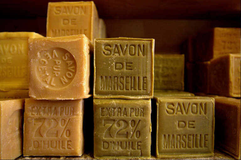 9 astuces avec le savon de Marseille qui facilitent vraiment le quotidien