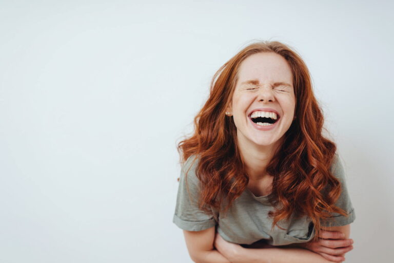 Pourquoi ne peut-on parfois pas retenir un fou rire nerveux au pire moment possible ?